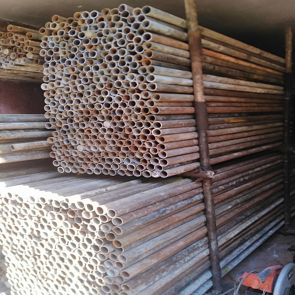 داربست تجاری برای بنر افتتاحیه با اتصال محکم داربست تجاری برای بنر افتتاحیه با اتصال محکم