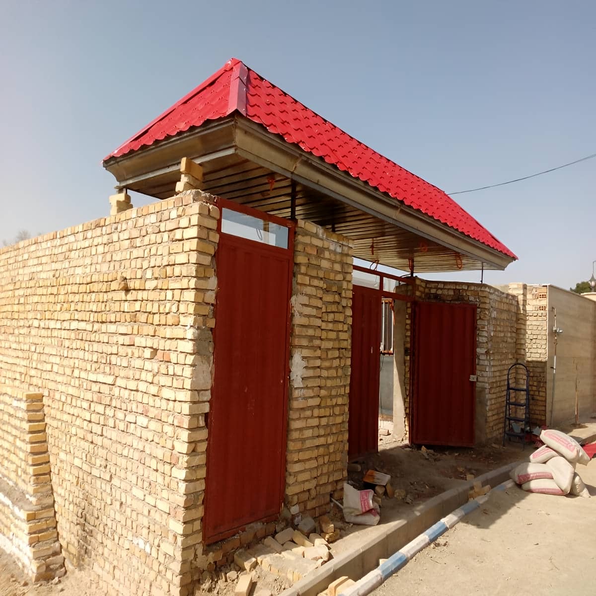 آردواز سردرب حیاط با رنگ هماهنگ نما آردواز سردرب حیاط با رنگ هماهنگ نما