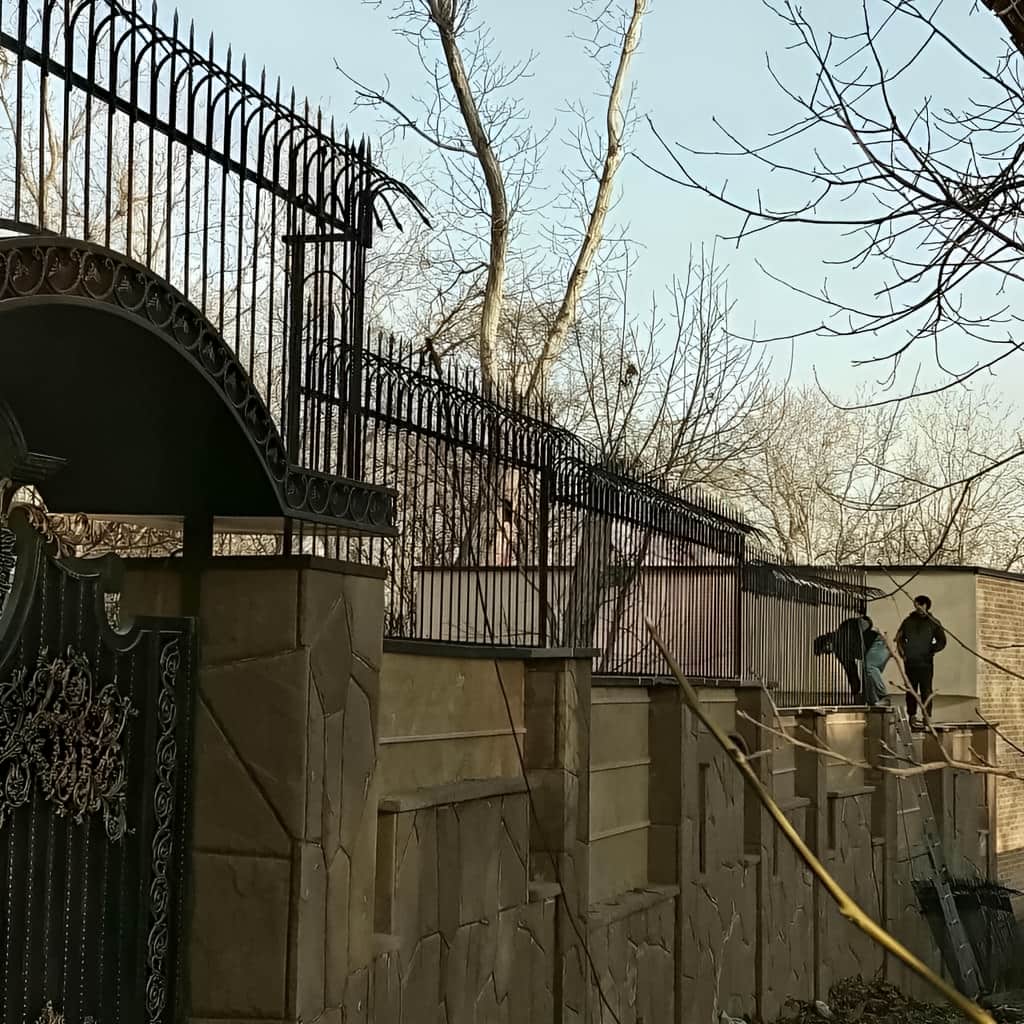 حفاظ سرنیزه ای و حفاظ شاخ گوزنی با طراحی منظم روی نما