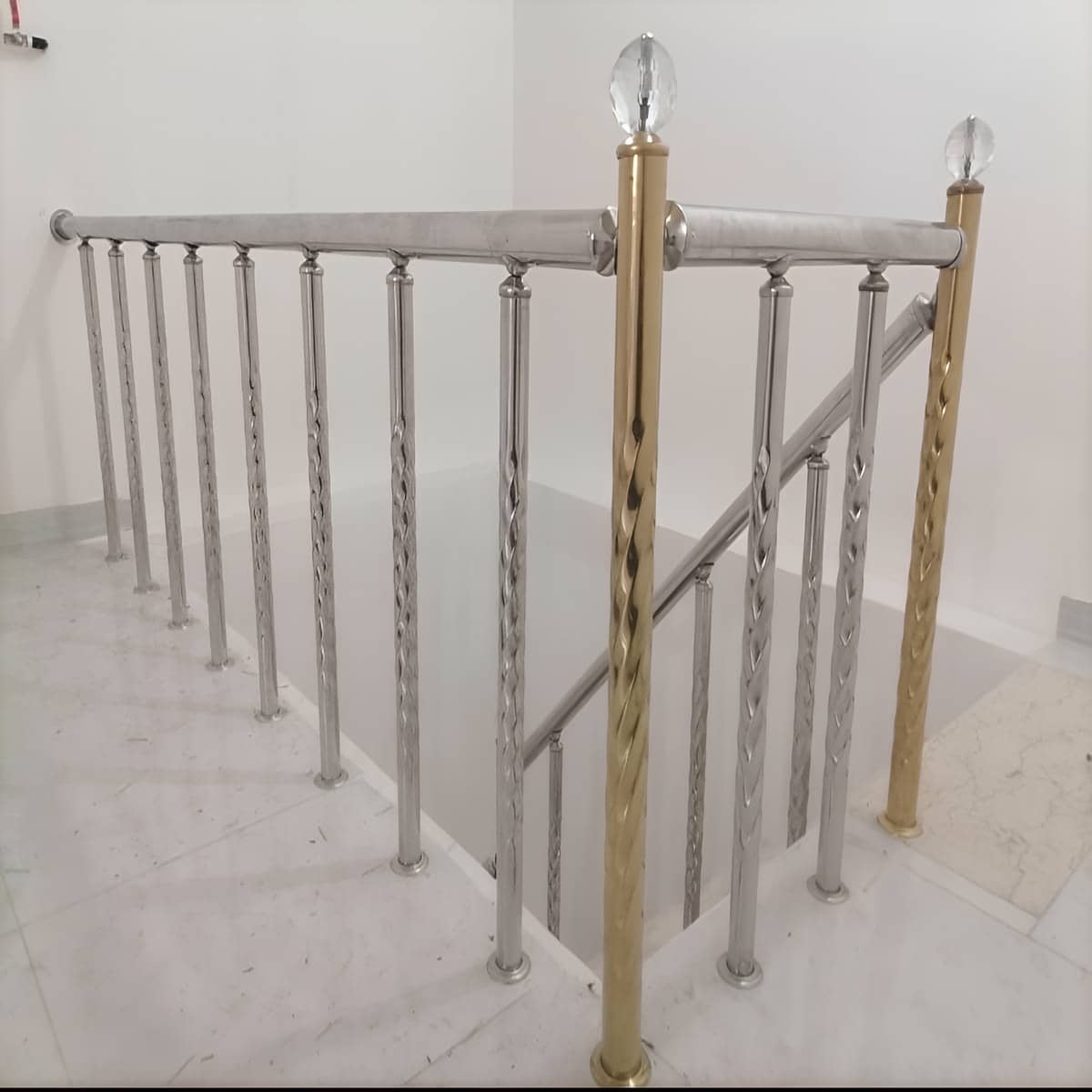 نرده استیل ضدزنگ 304 با پایه های محکم نصب شده