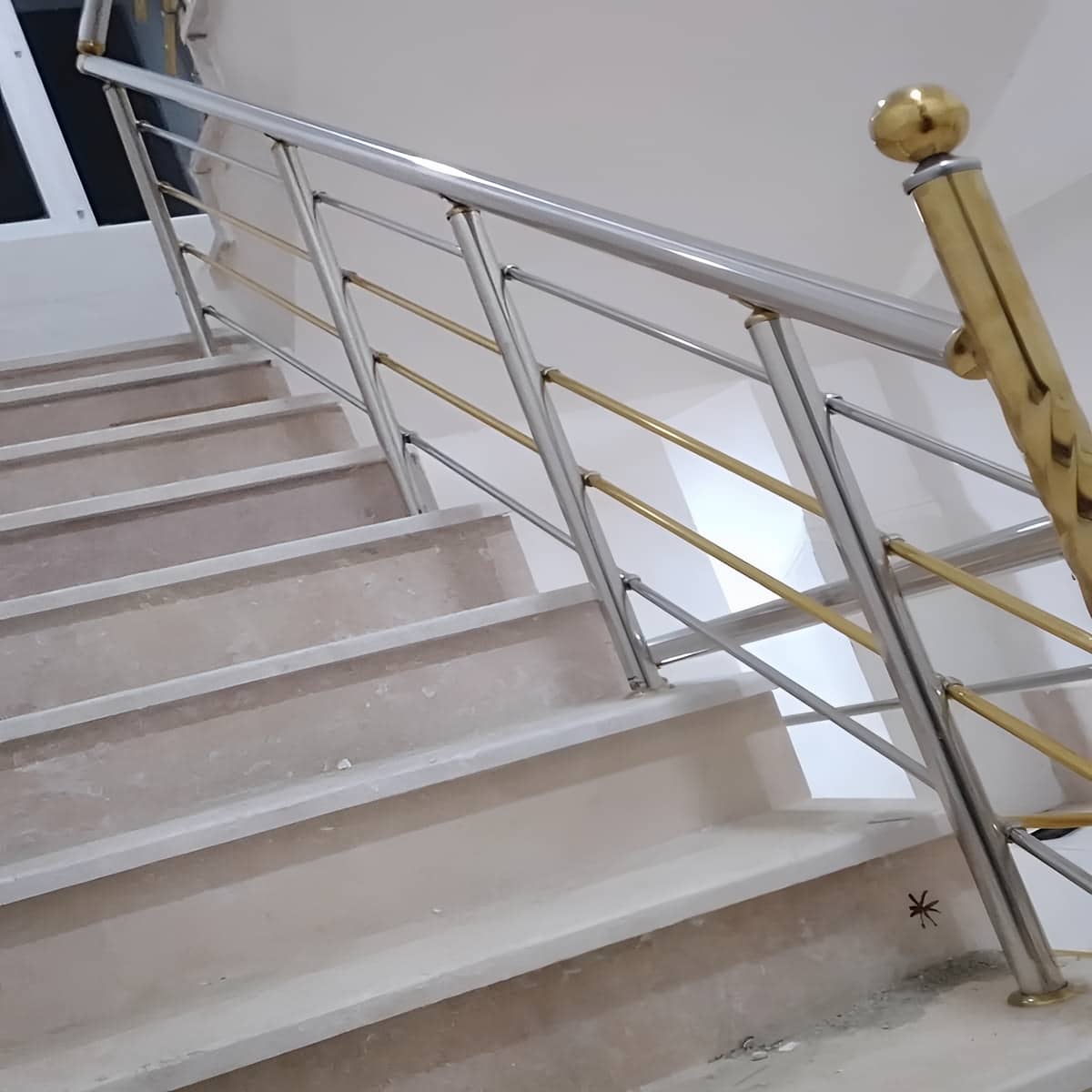 نرده استیل ضدزنگ 304 با فریم مناسب فضای باز