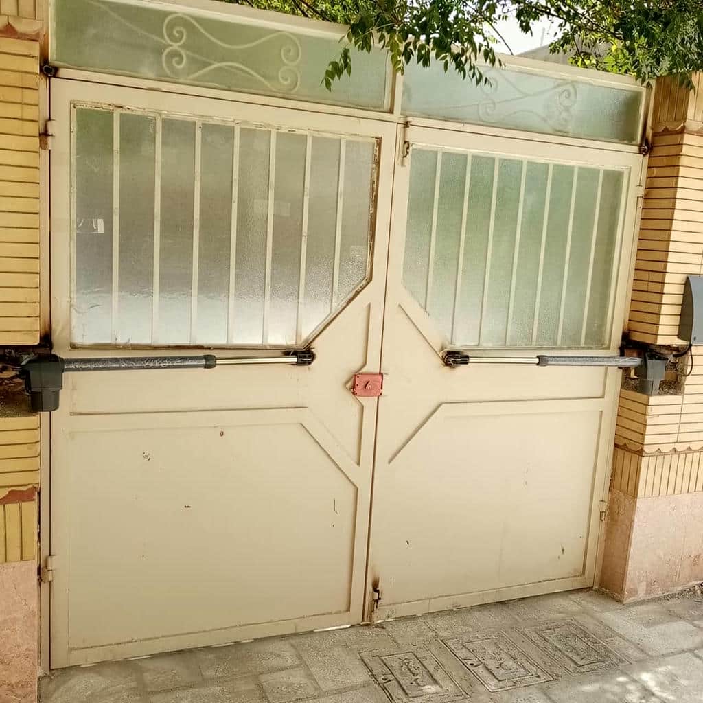 جک درب پارکینگ با فتوسل ایمنی کنار ستون ورودی جک درب پارکینگ با فتوسل ایمنی کنار ستون ورودی