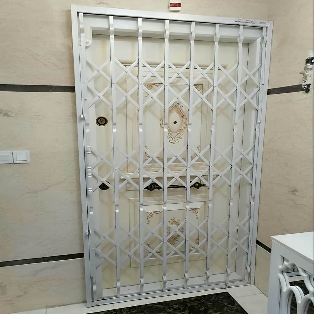 طرح دوبل درب آکاردئونی سه گل تسمه برای ورودی کم‌دید