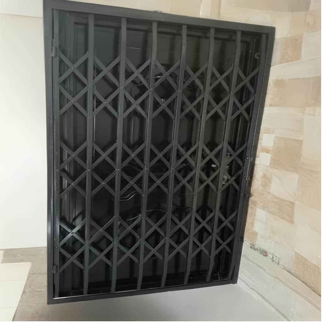 نصب درب آکاردئونی سه گل تسمه روی قاب تقویت‌شده