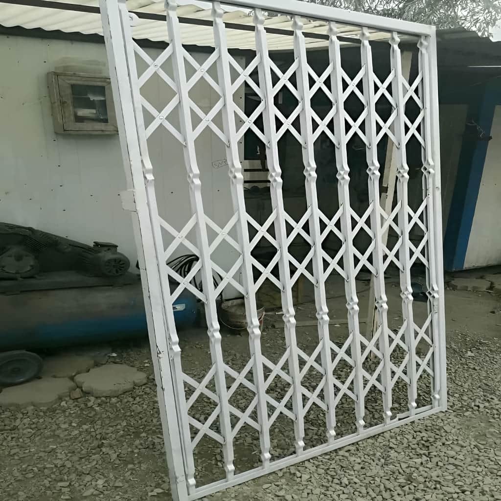 طرح ساده درب آکاردئونی سه گل تسمه برای پاگرد کم‌عرض