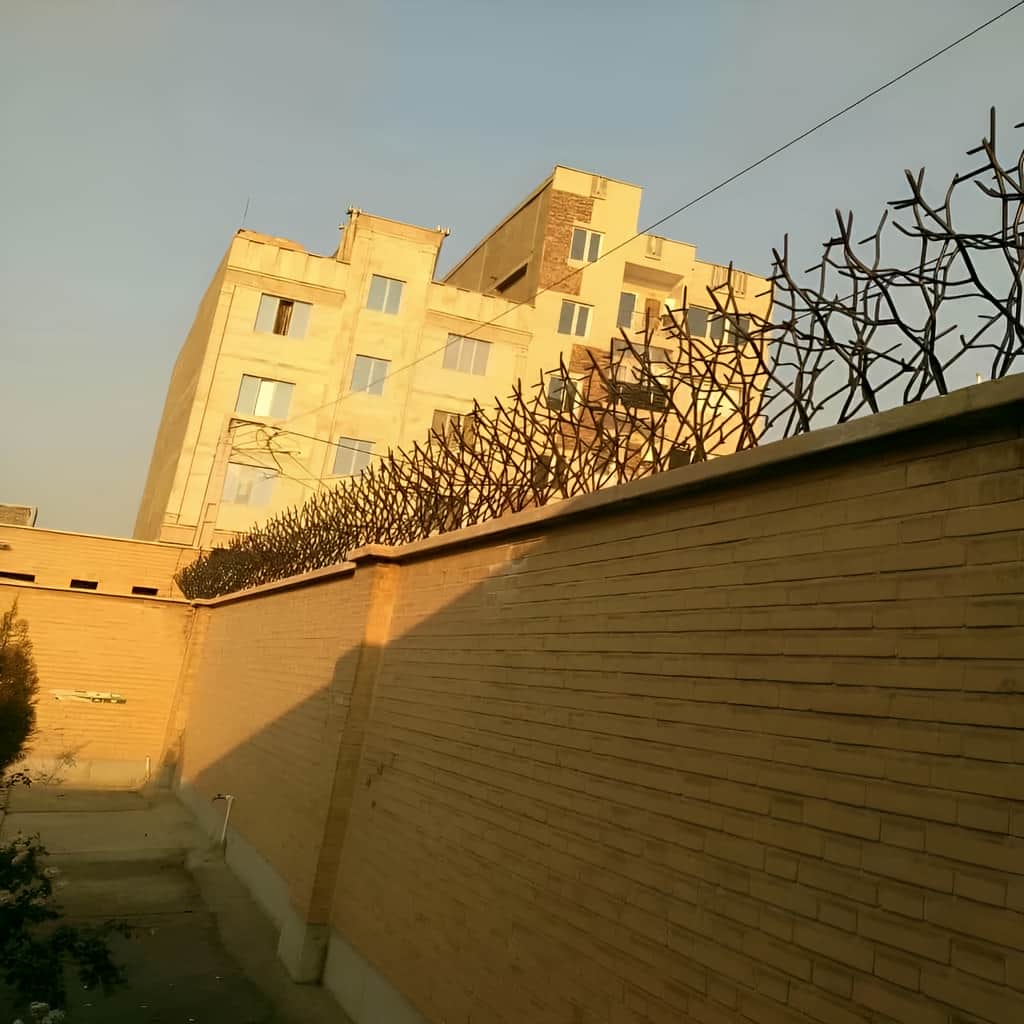 نصب حفاظ دیوار پرتراکم خمکاری شده کنار سایبان