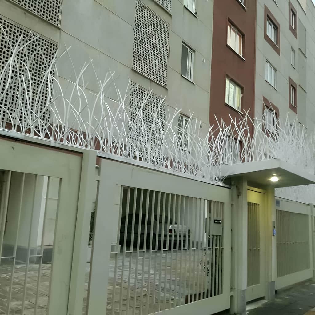 سفارش حفاظ روی دیوار حیاط مسکونی مدل نیزاری