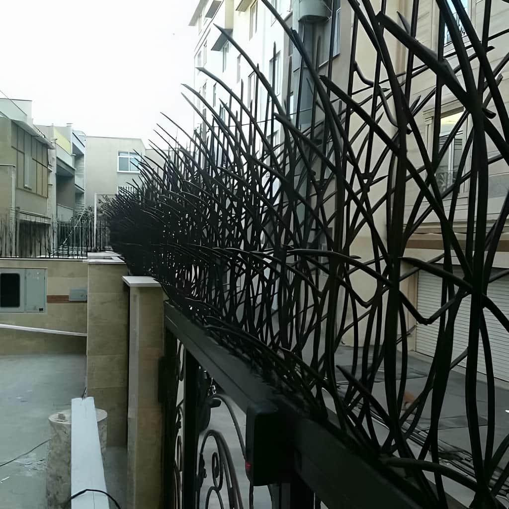 نصب حفاظ نیزار دیوار باغ کنار فضای سبز
