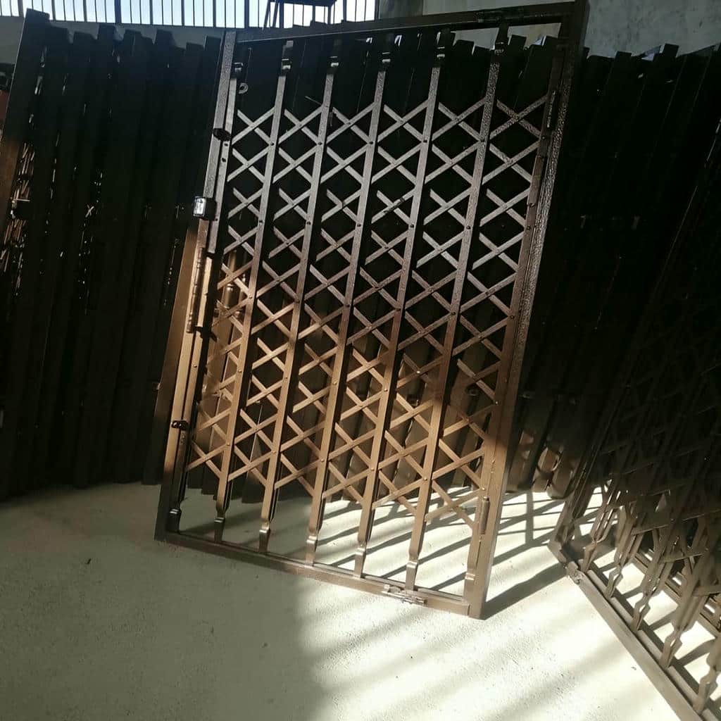 نصب درب آکاردئونی سلطنتی گل دار روی قاب تقویت‌شده