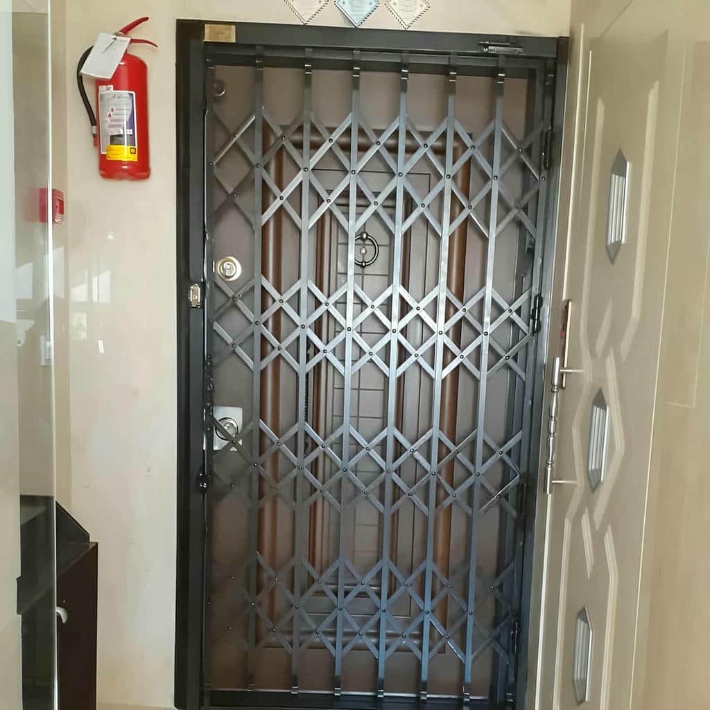 نصب درب آکاردئونی مدرن مشکی ورودی اداری روی قاب مستقل