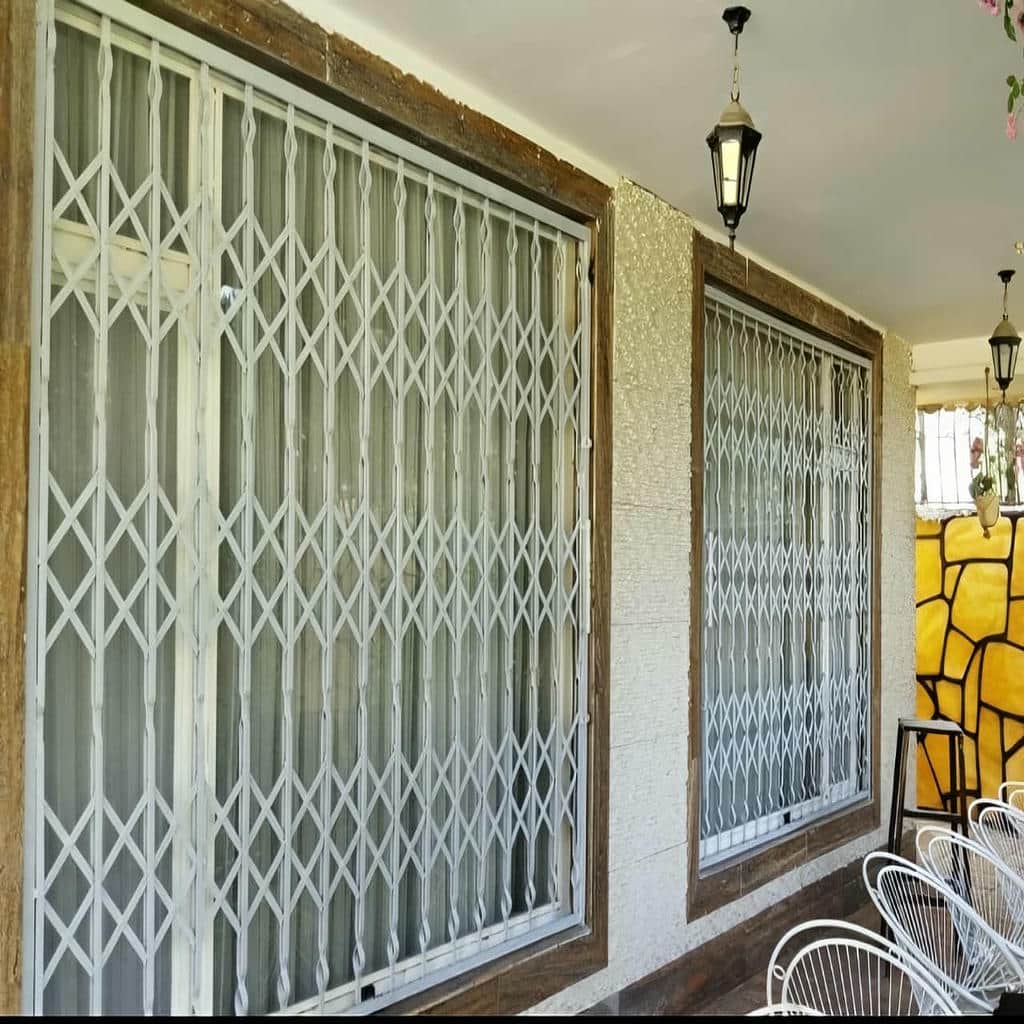 مدل لوزی درب آکاردئونی سفید طلایی با پرچ طلایی