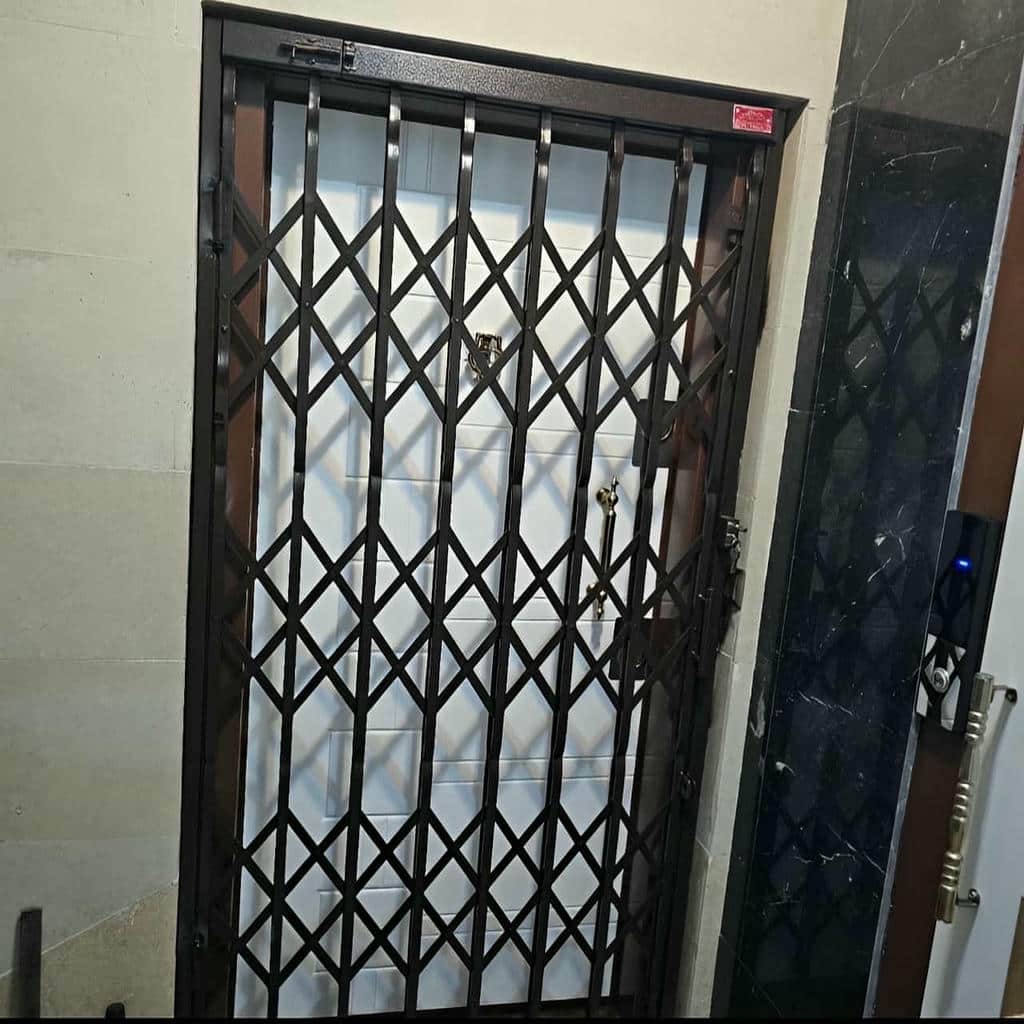 اجرای درب آکاردئونی برای واحد اداری کنار پارتیشن شیشه‌ای