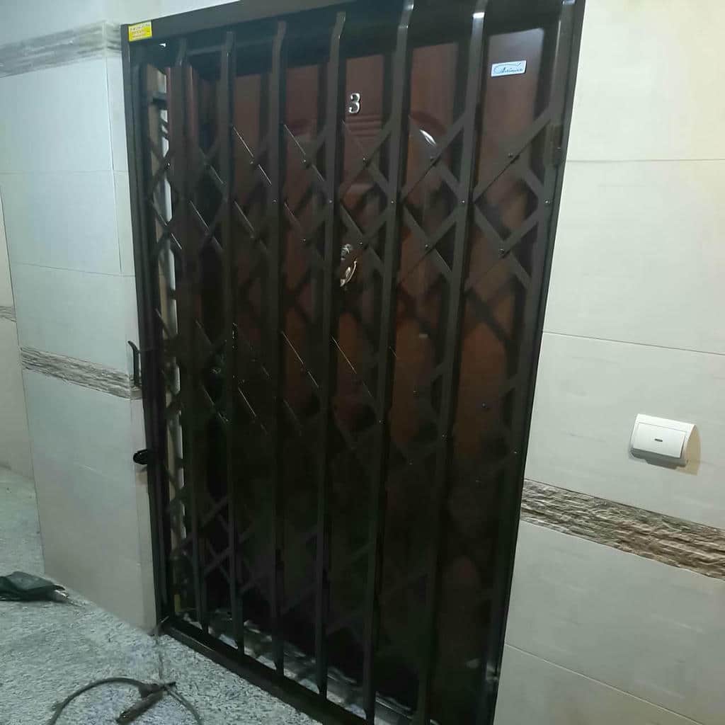 اجرای درب آکاردئونی طلایی سلطنتی در دهانه عریض