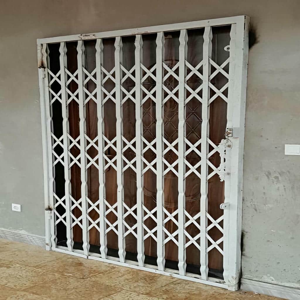 تعمیر درب آکاردئونی برای واحد اداری با بررسی ریل و چرخ