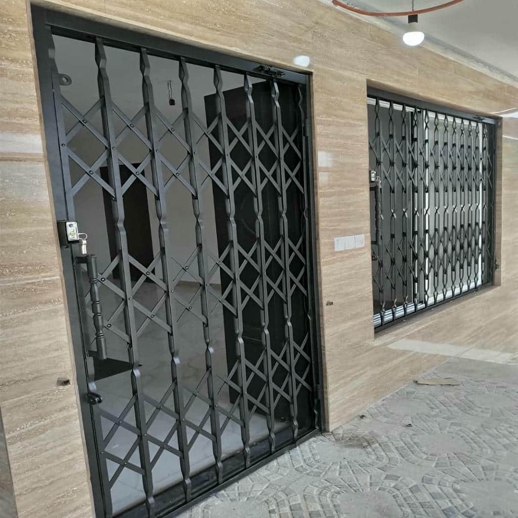 نصب حفاظ آکاردئونی دو جداره ورودی روی قاب تقویت‌شده