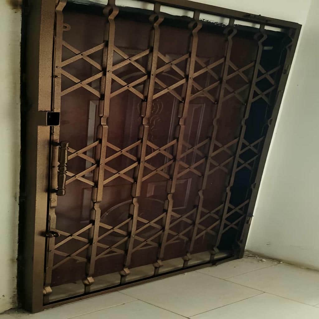خرید درب آکاردئونی سلطنتی گل دار متناسب با نمای پروژه