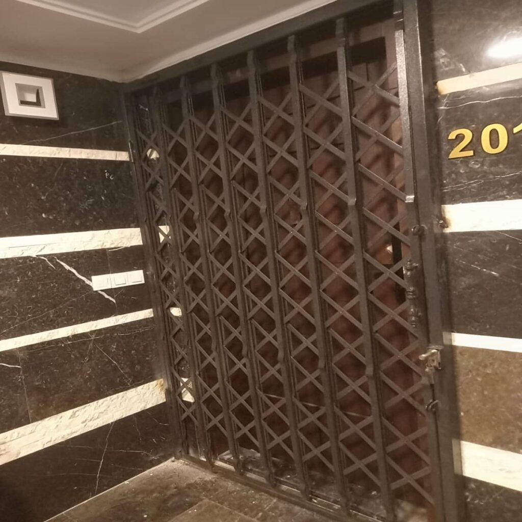 مدل مینیمال درب آکاردئونی برای واحد اداری رسمی