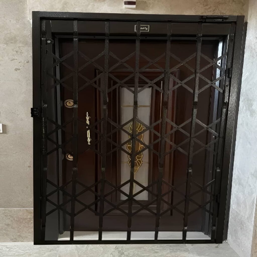 مدل کلاسیک درب آکاردئونی سلطنتی گل دار برای ورودی متعادل
