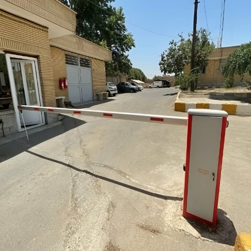 کنترل تردد خودرو با راهبند متصل به پلاک‌خوان