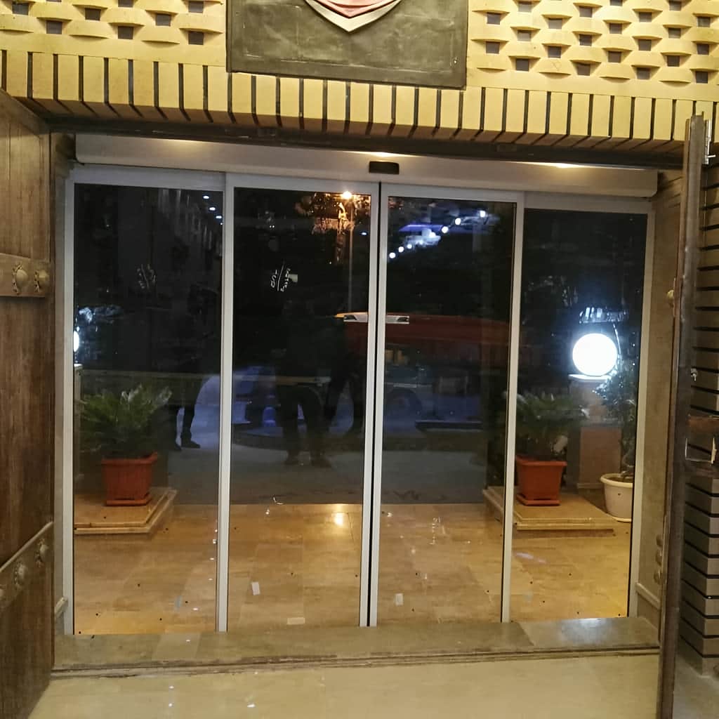 نصب درب اتوماتیک شیشه ای فریم دار بر اساس مسیر واقعی پروژه
