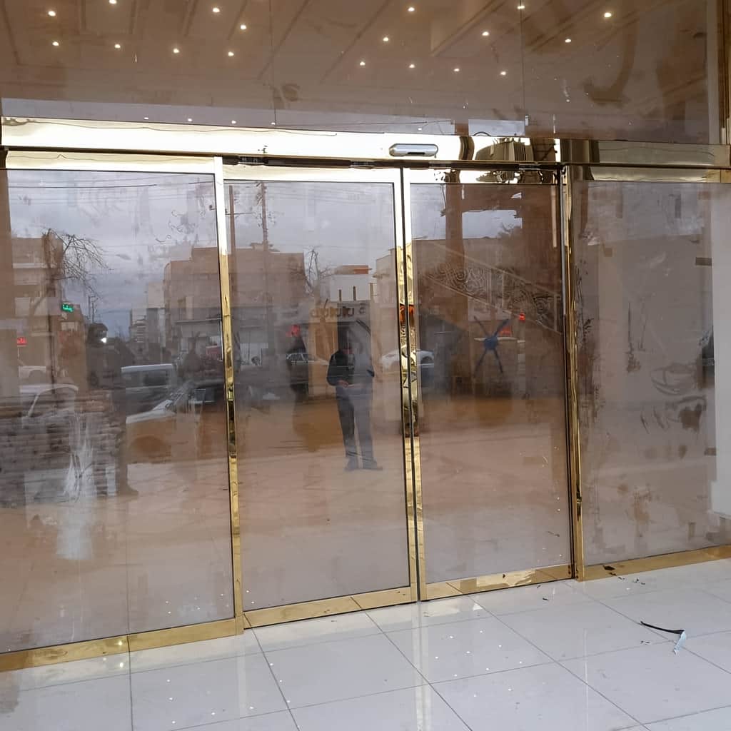 خدمات نصب درب شیشه ای فریم لس روی زیرسازی تراز