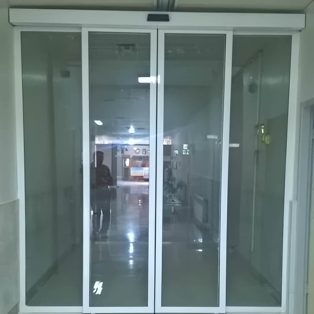 نصب درب اتوماتیک شیشه ای فریم لس بر اساس ابعاد واقعی دهانه