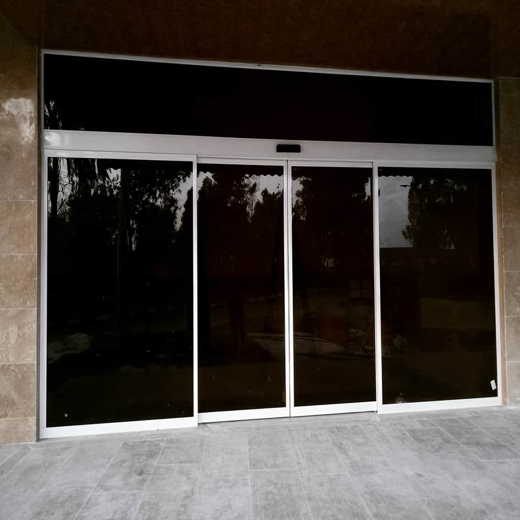 اجرای درب شیشه‌ای اتوماتیک یک‌طرفه در ورودی نامتقارن