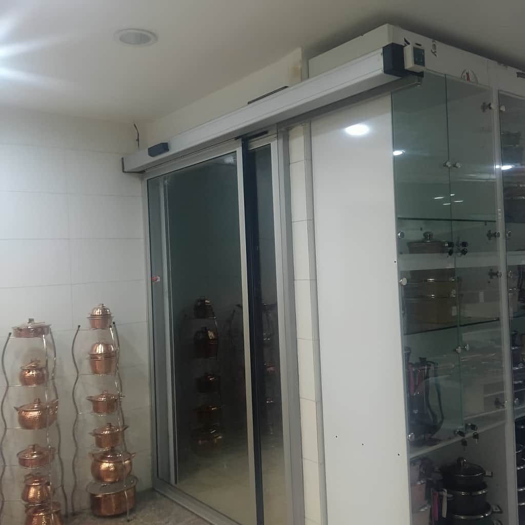 خدمات نصب درب شیشه ای تلسکوپی با اپراتور مخفی