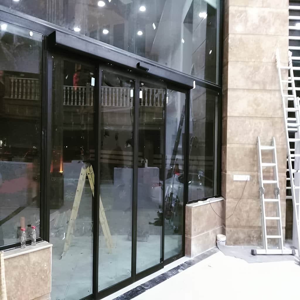 خدمات نصب درب شیشه ای کارتخوان متصل به حضور و غیاب