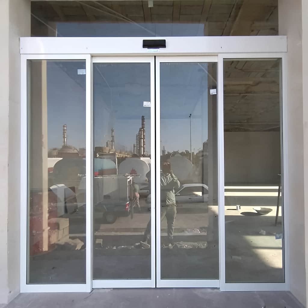 نصب درب شیشه ای سکوریت اتوماتیک بر اساس مسیر واقعی ورودی