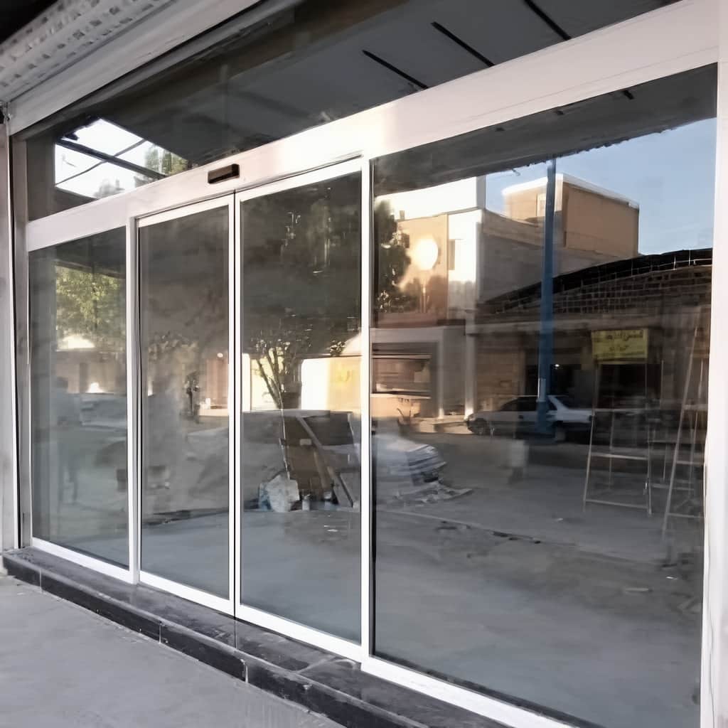 اجرای درب شیشه ای لولایی تک‌لنگه بر اساس شعاع بازشو