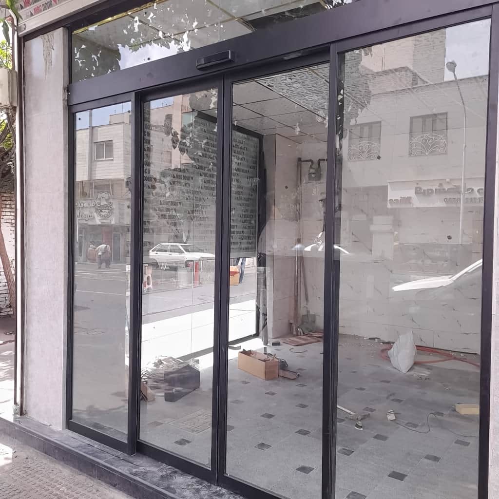 اجرای سنسور حرکتی درب شیشه ای برای ورودی کنار پیاده‌رو