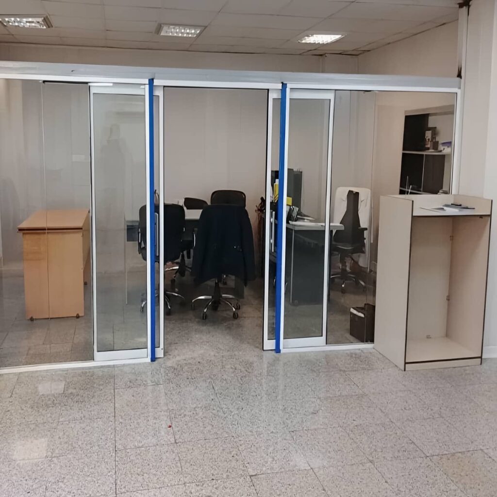 اجرای فریم آلومینیومی باریک برای درب شیشه ای شفاف