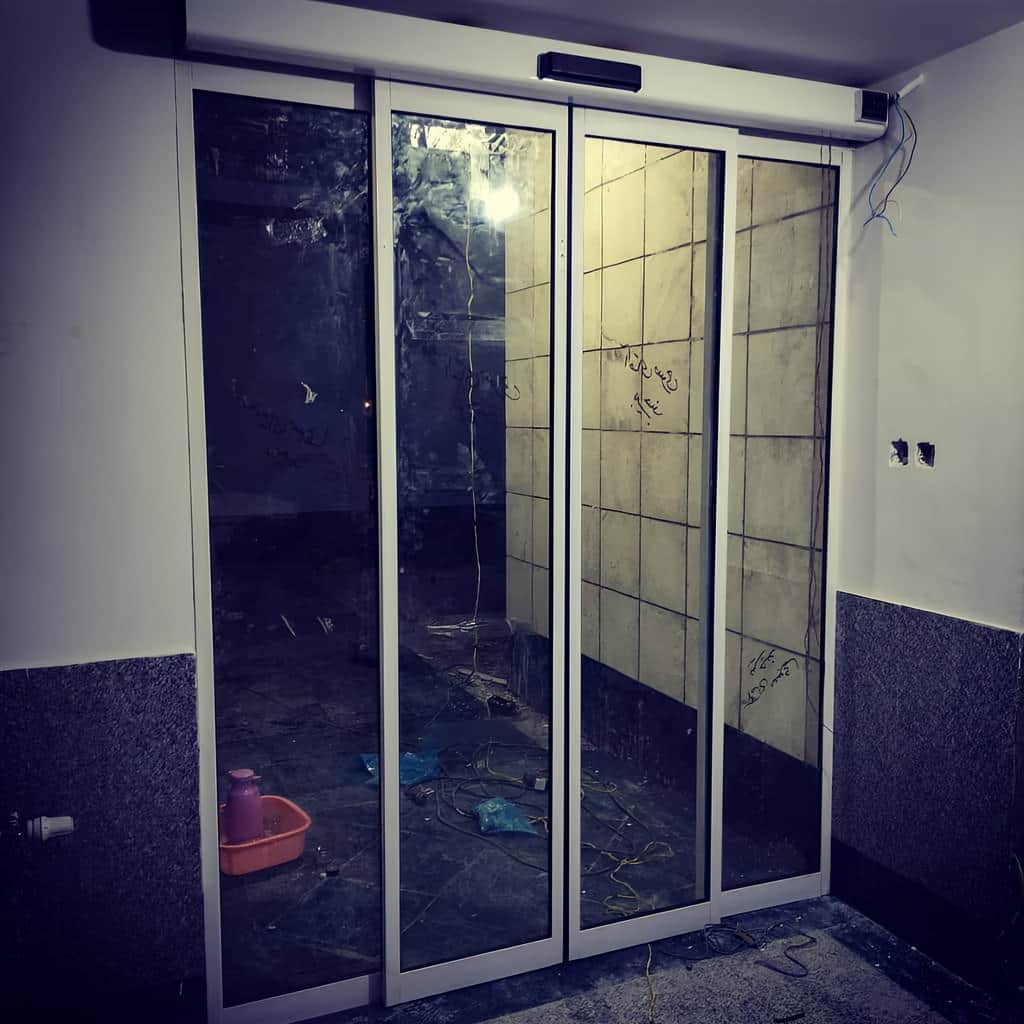 اجرای درب شیشه ای مدرن فریم مشکی برای لابی روشن