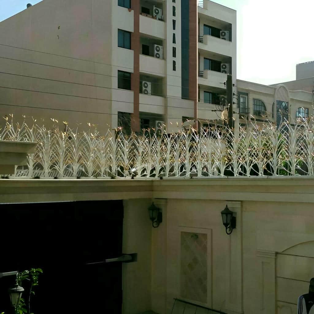 نصب حفاظ لیلیوم دیوار ویلا روی زیرسازی مقاوم