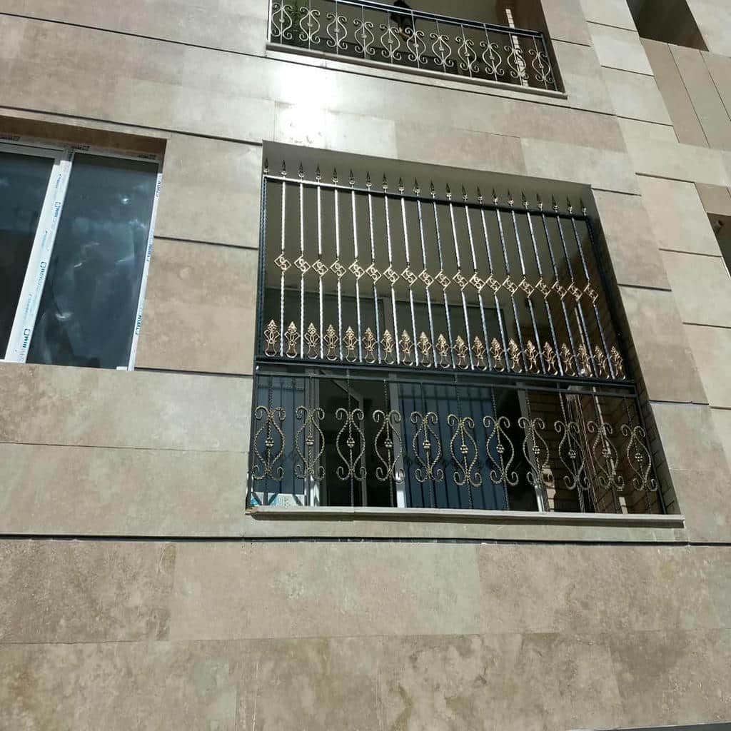 خدمات اندازه‌گیری حفاظ پنجره رنگی پیش از ساخت