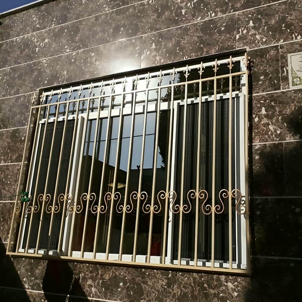 نصب حفاظ پنجره ویلایی نمای باغ روی زیرسازی مقاوم
