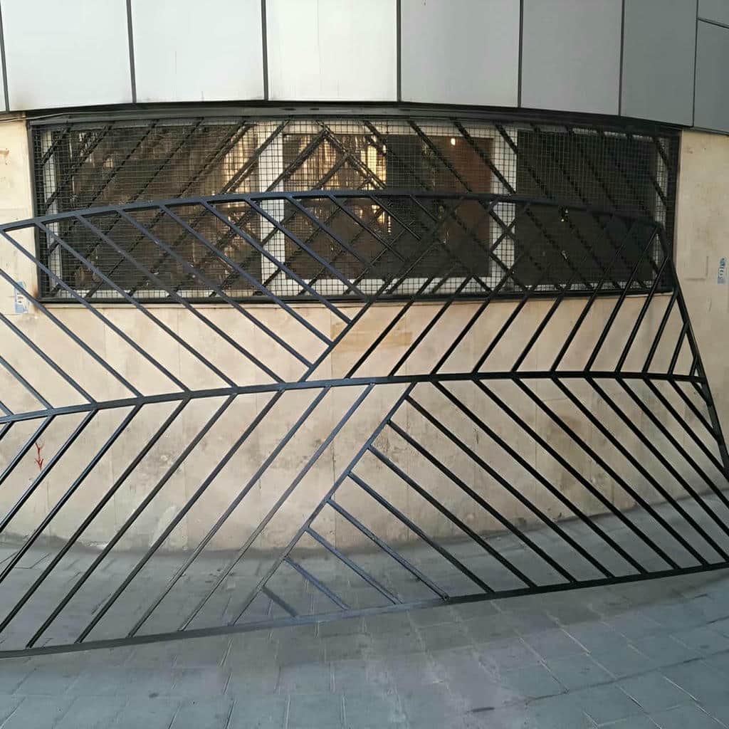 اجرای حفاظ پنجره طرح دار لیزری با حریم دید کنترل‌شده