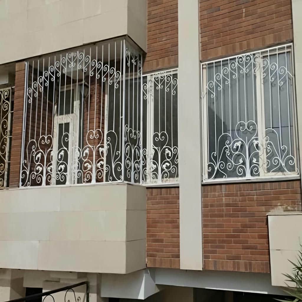 نصب حفاظ پنجره رنگی کوره ای بدون آسیب به پوشش