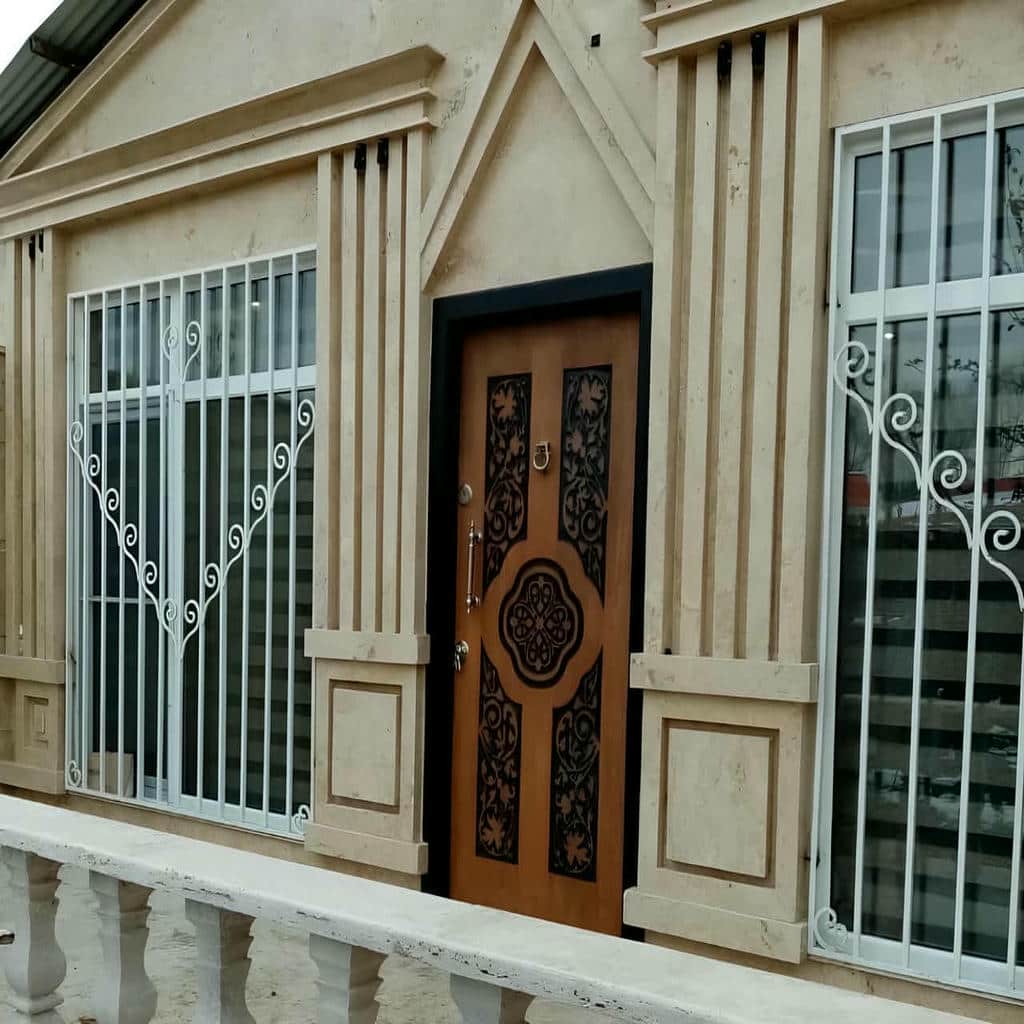اجرای حفاظ پنجره آپارتمان طبقات پایین کنار مسیر عمومی