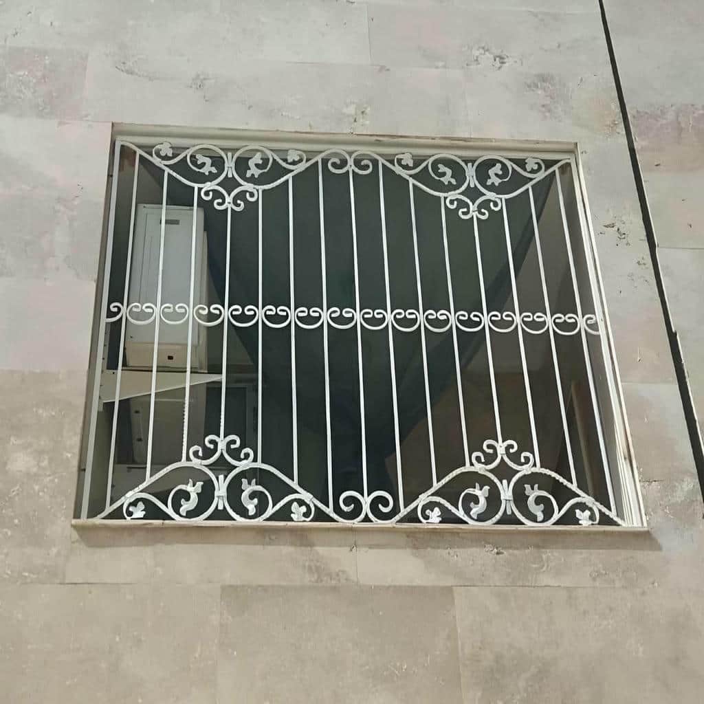 اجرای حفاظ پنجره رنگی کوره ای روی نمای سنگی