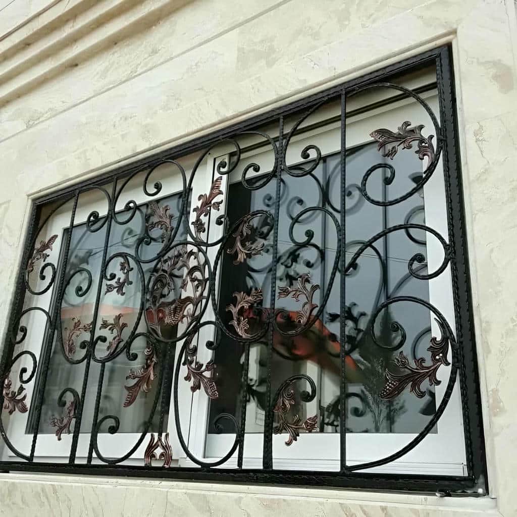 خرید نرده پنجره فرفورژه گل دار متناسب با نمای ساختمان