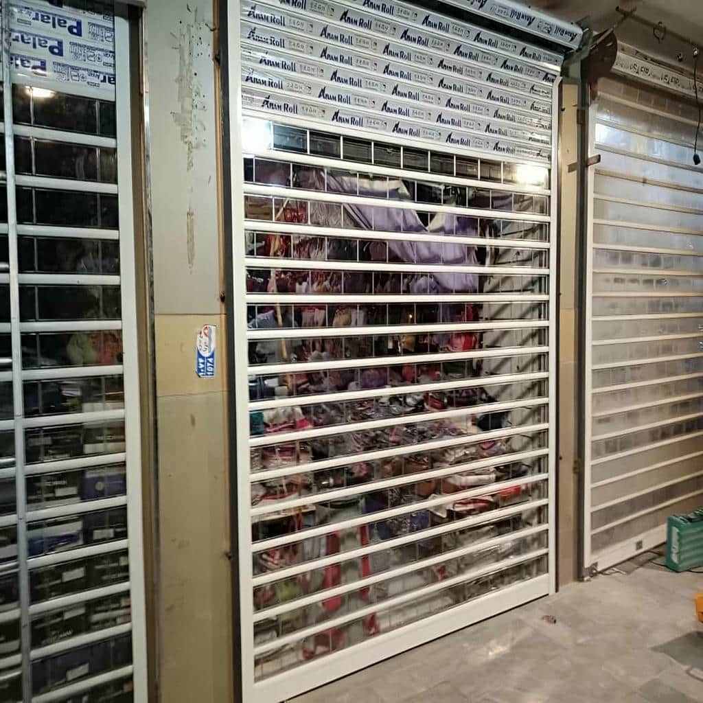 سفارش کرکره برقی رنگی نمای فروشگاه طرح چوب