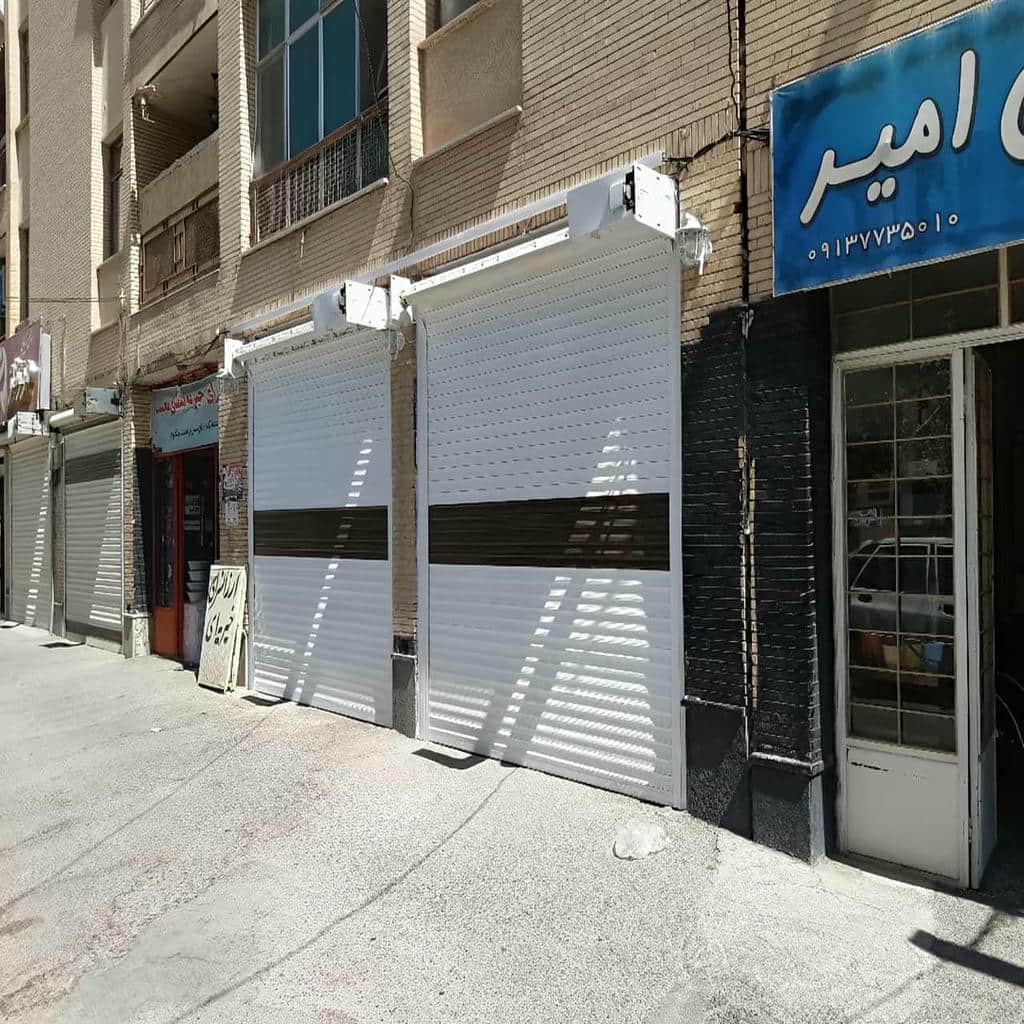 نصب کرکره برقی مدرن نمای تجاری با ریل تراز