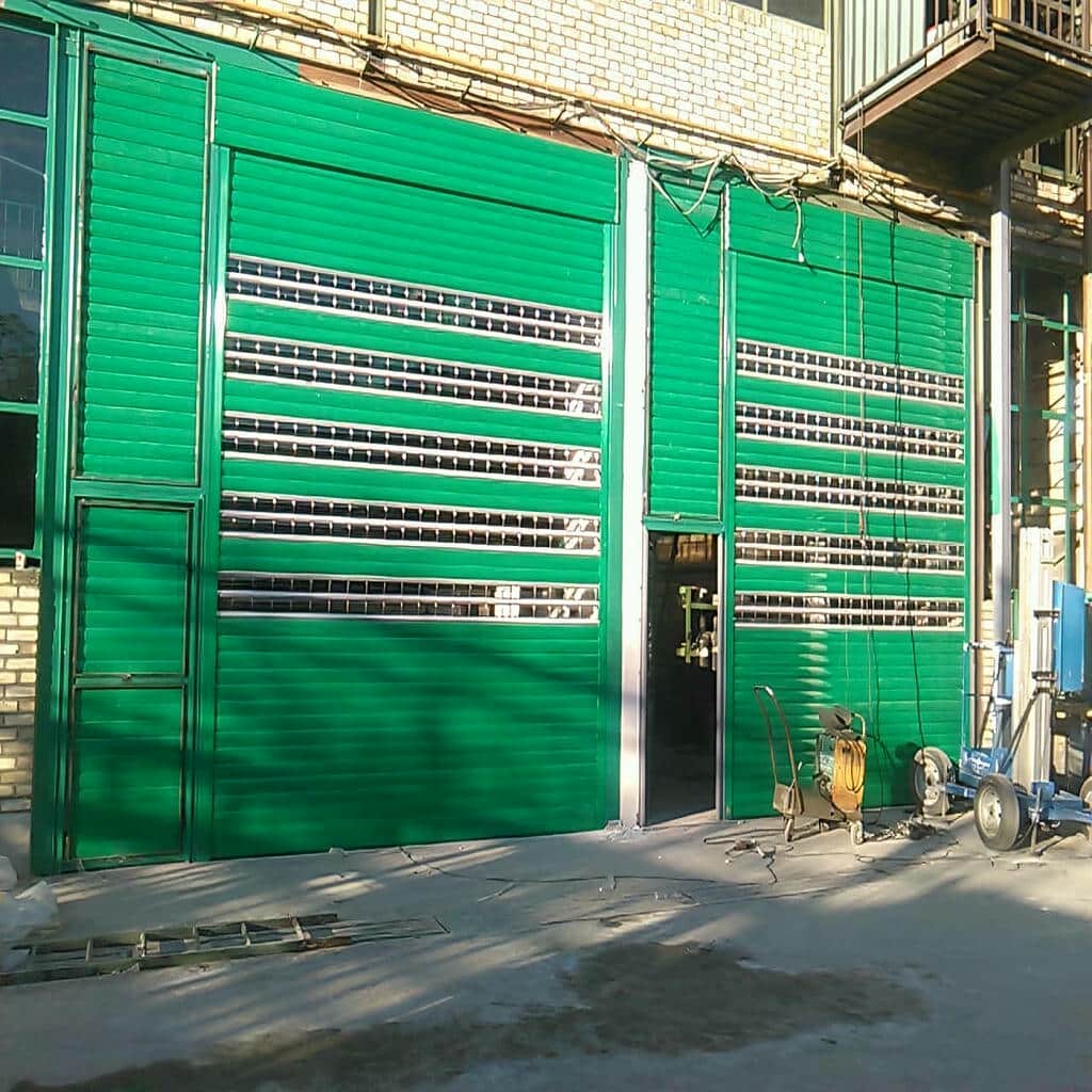 نصب درب کرکره ای مغازه صنعتی با ریل عمیق