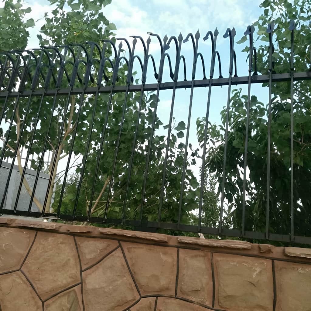 ساخت حفاظ دیوار کلاسیک سرنیزه برای تاج باریک
