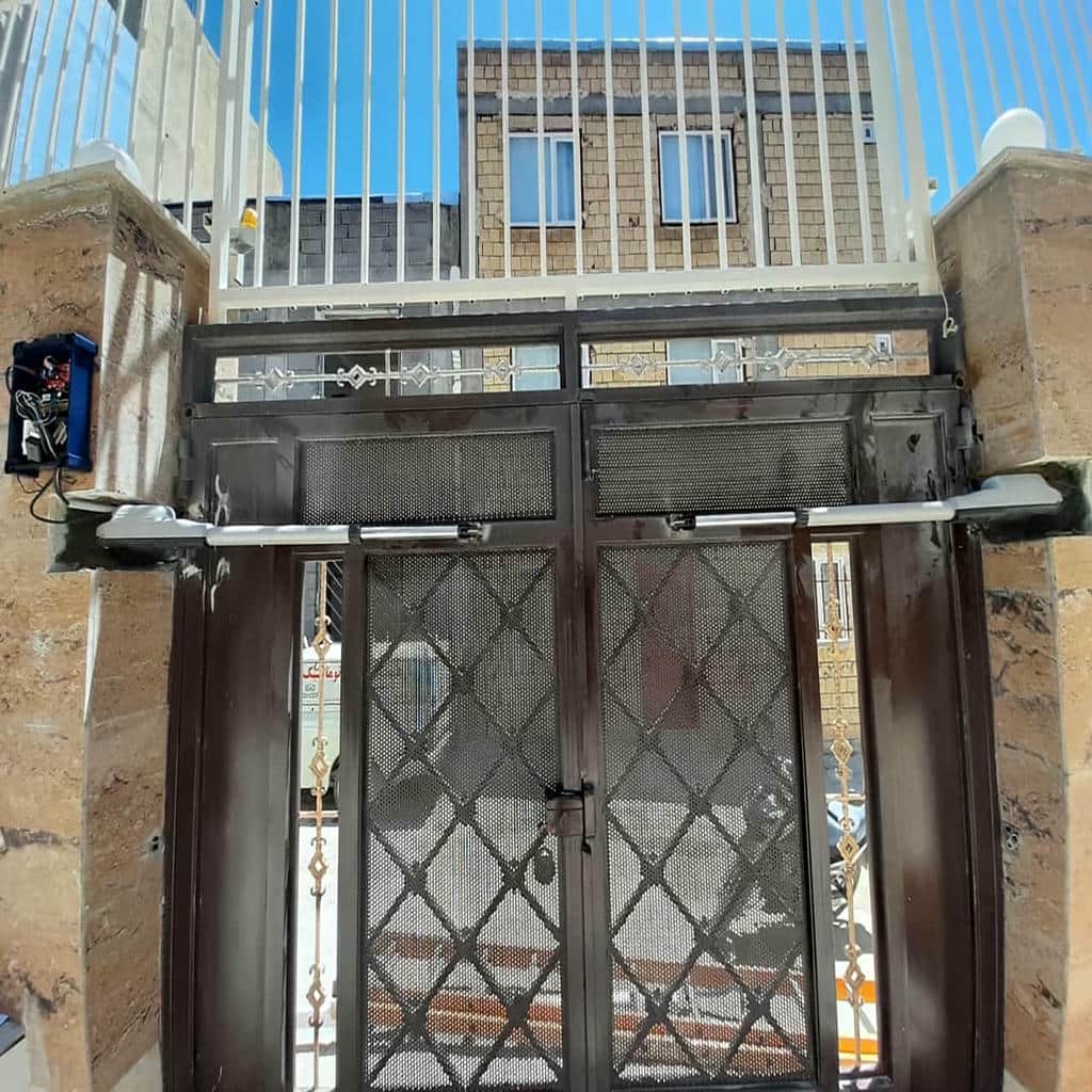 اجرای جک درب پارکینگ الکترومکانیک خانگی با حرکت نرم