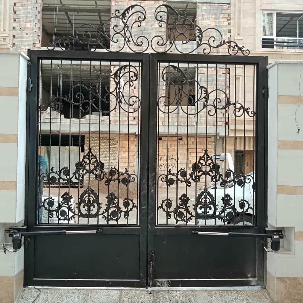 نصب درب برقی حیاط لولایی روی ستون مقاوم