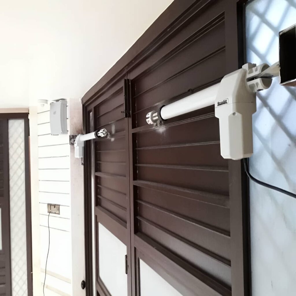 نصب درب پارکینگ جک دار بازویی روی شاسی مقاوم