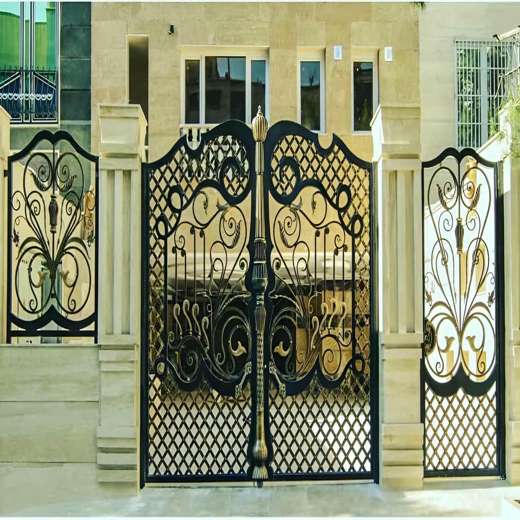درب ویلایی فلزی قوس دار هماهنگ با نمای باغ